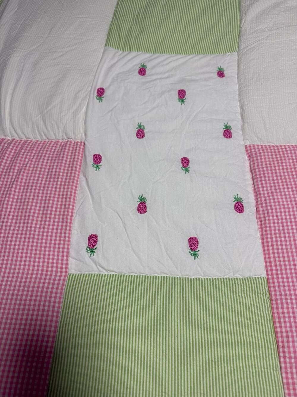Lilly Pulitzer Patchwork Bedding Set Embroidered Pineapple and Bee size king - Picture 3 of 4